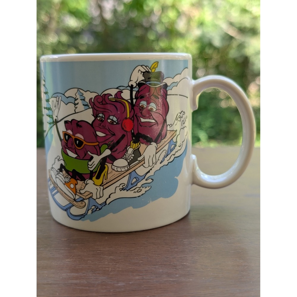 Vintage 1988 California Raisins Coffee Mug Applause Winter Sledding Skating 80s - Picture 1 of 5